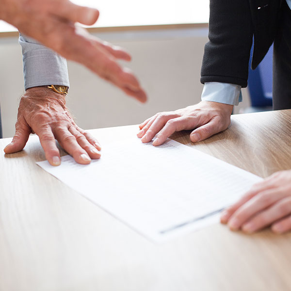 Obtenez des conditions plus avantageuses en ajustant vos contrats existants grâce à une négociation experte.